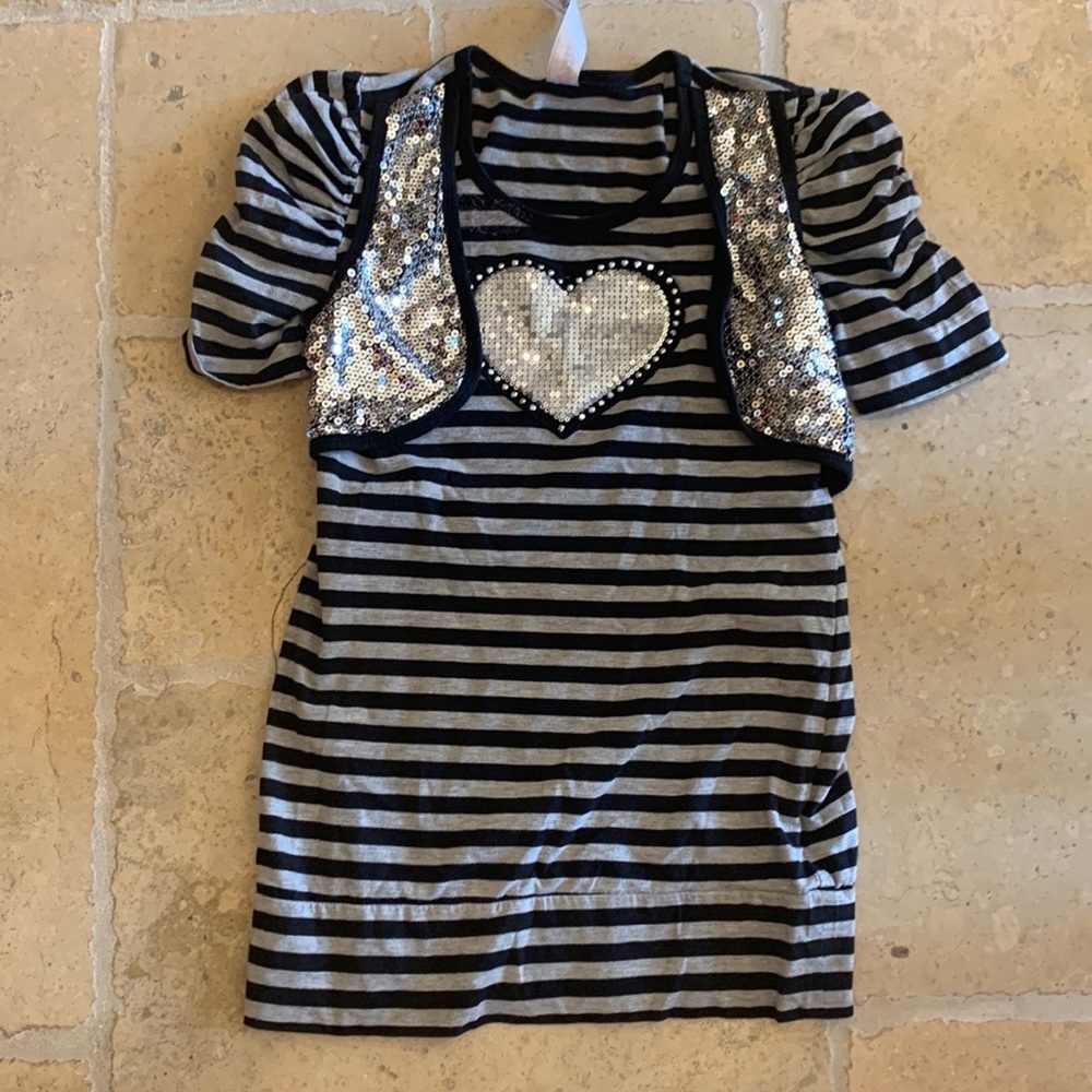 A cute top in the brand magnetic